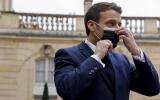French President Emmanuel Macron adjusts his face mask as he talks to the press before a meeting with the Serbian President at the Elysee Presidential Palace in Paris, on February 1, 2021. / AFP / Ludovic MARIN
