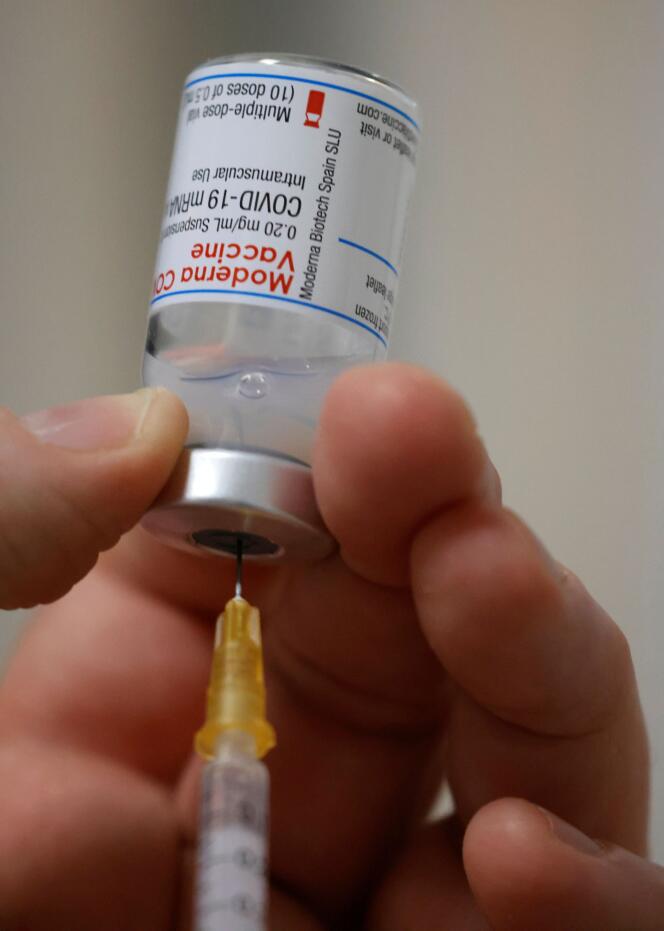Un professionnel de santé prélève une dose de vaccin Covid-19 Moderna dans un centre médical de Guise (Aisne) dans le cadre de la campagne de vaccination en France, le 3 février 2021.