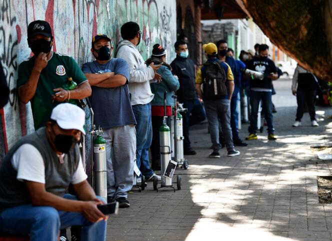 Des personnes font la queue pour remplir des bouteilles d’oxygène à l’Infra Medica Company à Mexico, le 22 janvier.