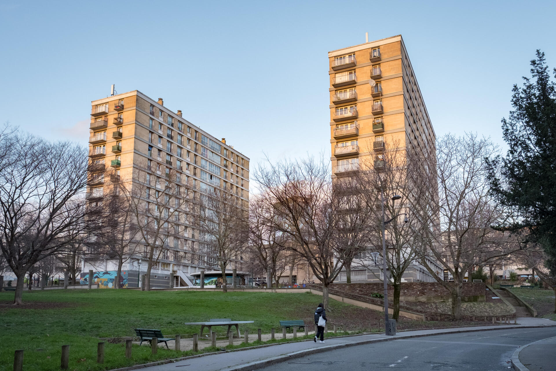 La cité Python-Duvernois, dans le 20e arrondissement de Paris, est un ensemble de logements sociaux où vivent près de 2 000 personnes. C’est un des quartiers les plus pauvres de la capitale.