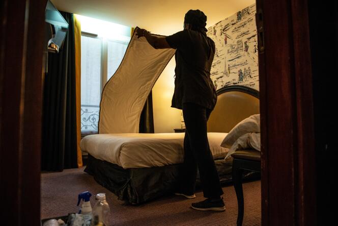 Une femme de chambre prépare une chambre d’hôtel, à Paris, le 20 décembre 2019.