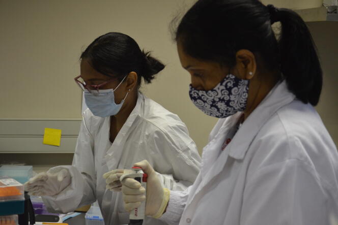 Sureshnee Pillay et Upasana Ramphal, chercheuses du laboratoire Krisp, à Durban, en décembre 2020.