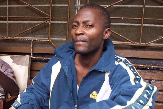 Gibril Massaquoi dans sa maison de Makeni, en Sierra Leone, en septembre 2001.