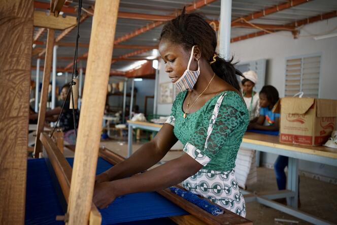 A Koudougou, l’usine de fabrication d’étoffes bio de François Yaméogo, créateur de la marque burkinabée François Ier, compte 50 employés, dont 40 tisserandes artisanales.