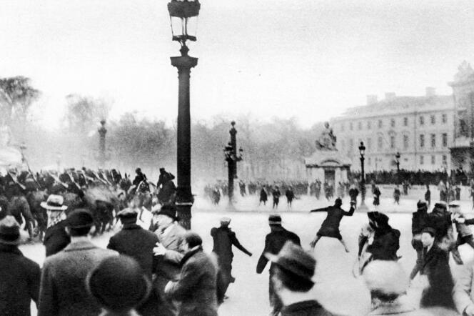 Les cavaliers de la Garde républicaine mobile contre les émeutiers sur la place de la Concorde à Paris, le 7 février 1934.