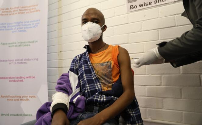 Essai d’un candidat vaccin contre le coronavirus à l’hôpital Baragwanath de Soweto, en Afrique du Sud en juin 2020.