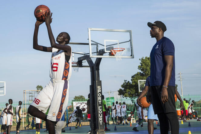 Luol Deng (à droite), ancien joueur des Chicago Bulls, aujourd’hui entraîneur de l’équipe nationale sud-soudanaise masculine et président de la fédération de basket du pays, le 2 août 2019 à Juba.