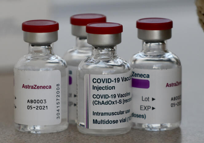 Des flacons du vaccin AstraZeneca, le 5 février 2021, au Royaume-Uni.