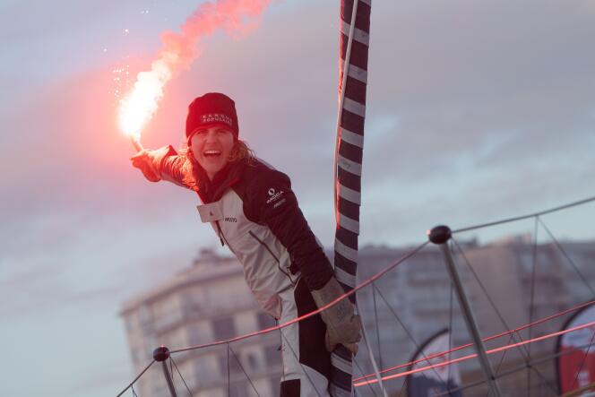 La skippeuse française Clarisse Crémer célèbre son arrivée aux Sables-d’Olonne, après avoir franchi la ligne du Vendée Globe à bord de son monocoque Imoca 60 « Banque populaire X », le 3 février 2021.