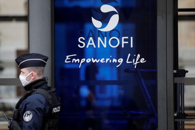 Devant le siège de Sanofi à Paris, à l’occasion d’une manifestation des salariés de l’entreprise, jeudi 4 février.
