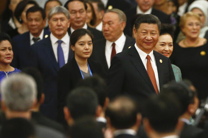 Le président chinois, Xi Jinping, et son épouse Peng Liyuan (à droite) arrivent au banquet de bienvenue du Forum des « nouvelles routes de la soie, au palais de l’Assemblée du peuple, à Pékin, le 14 mai 2017.