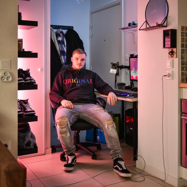 Tom, 19 ans, dans son appartement à Floirac (Gironde), le 4 février.