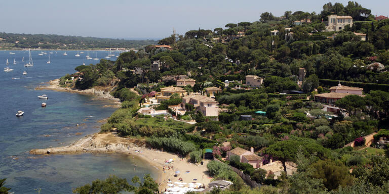 A picture taken on July 10, 2013 of the coast where French businessman Bernard Tapie's house ''La Mandala'' is located on the top of the hill in Saint-Tropez, southeastern France. French investigators have ordered some assets of embattled tycoon Bernard Tapie seized as part of a corruption probe linked with IMF chief Christine Lagarde, judicial sources said on July 10, 2013. Tapie has been charged with organised fraud in the probe, which relates to a 400 million euro ($525 million) state payout Tapie received in 2008 when Lagarde was France's finance minister. Newspaper Le Monde reported that among the assets are life-insurance policies worth 20.7 million euros, shares worth 69.3 million euros in a Paris mansion and a villa in Saint Tropez worth 48 million euros. AFP PHOTO / JEAN CHRISTOPHE MAGNENET (Photo by Jean-Christophe MAGNENET / AFP)