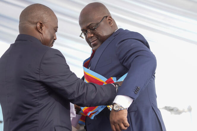 Félix Tshisekedi reçoit l’écharpe présidentielle des mains du chef de l’Etat sortant Joseph Kabila, lors de la cérémonie d’investiture à Kinshasa, le 24 janvier 2019.