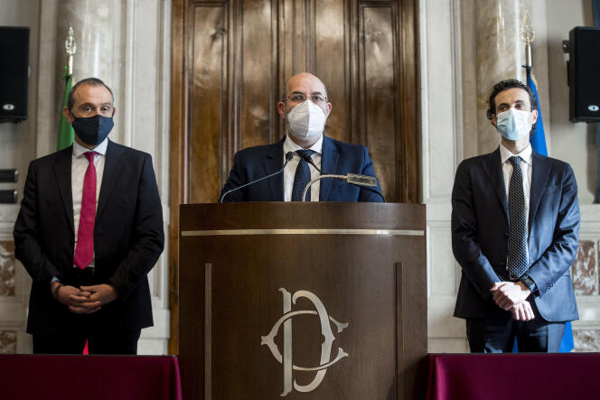 Le dirigeant du Mouvement 5 étoiles Vito Crimi (au centre), à l’issue d’une rencontre avec Mario Draghi, le 6 février à Rome.