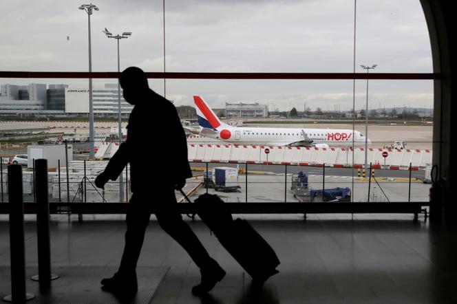 Un voyageur à l’aéroport Paris - Charles-de-Gaulle, à Roissy, le 5 février.