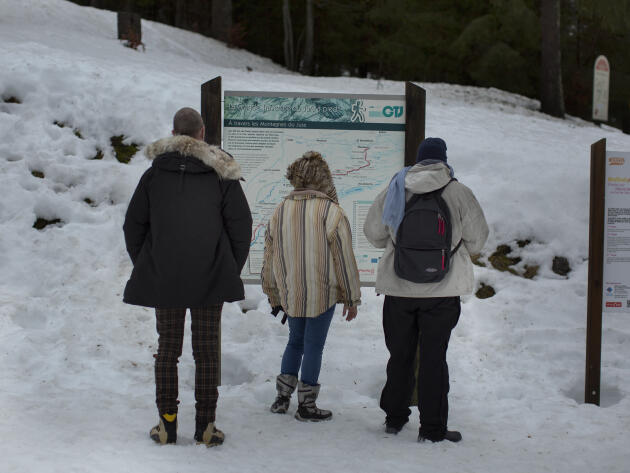 Quelques touristes viennent profiter de la neige hors saison, malgré l’arrêt des remontées mécaniques. Les Rousses, le 2 février.