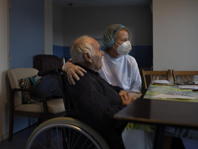 Une coordinatrice de l’Ehpad Cantou du Lizon réconforte un pensionnaire après le décès de son frère, à Lavans-lès-Saint-Claude (Jura), le 2 février.