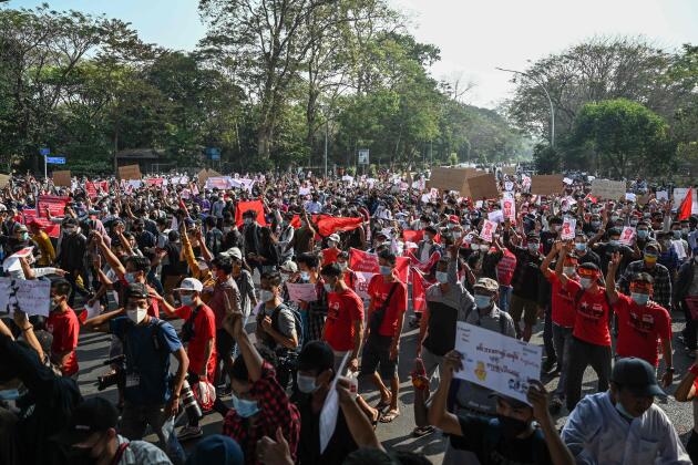 Tausende Demonstranten versammeln sich in Yangon, um den Militärputsch anzuprangern und die Freilassung von Aung San Suu Kyi am 7. Februar zu fordern.