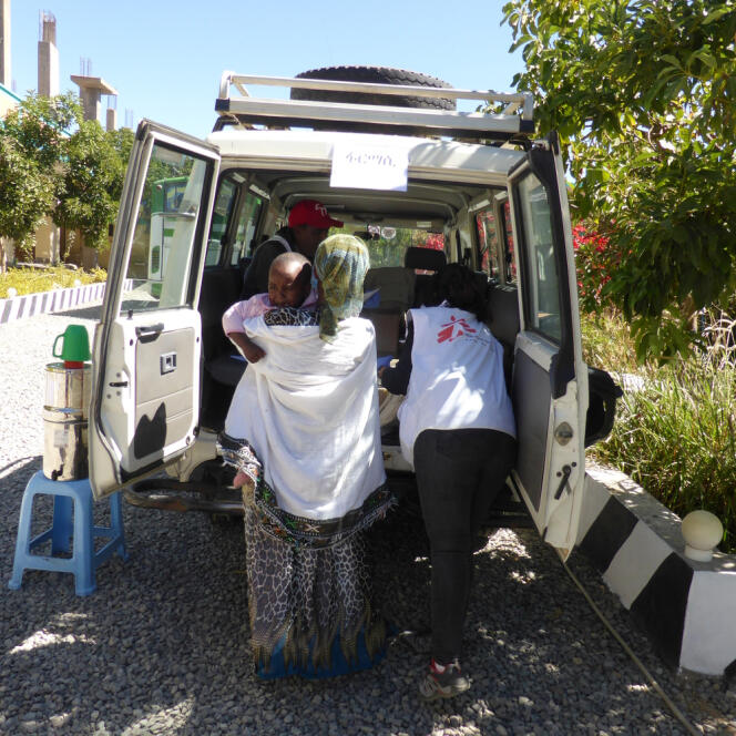 Une équipe de Médecins sans frontières (MSF) prépare le transport d’un patient dans une clinique à Hawzen, dans le nord du Tigré, en Ethiopie.