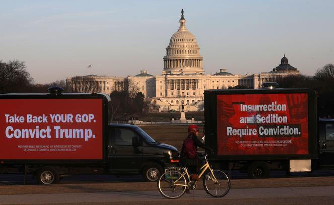 Des camions publicitaires encourageant la condamnation de l’ancien président américain Donald Trump, devant le Capitole à Washington, le 8 février.