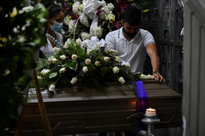 Des proches de Jacobo Alberto Perez, un des 5 jeunes assassinés par des hommes armés non-identifiés, se recueillent sur son cercueil à Buga (Colombie), le 25 janvier 2021.