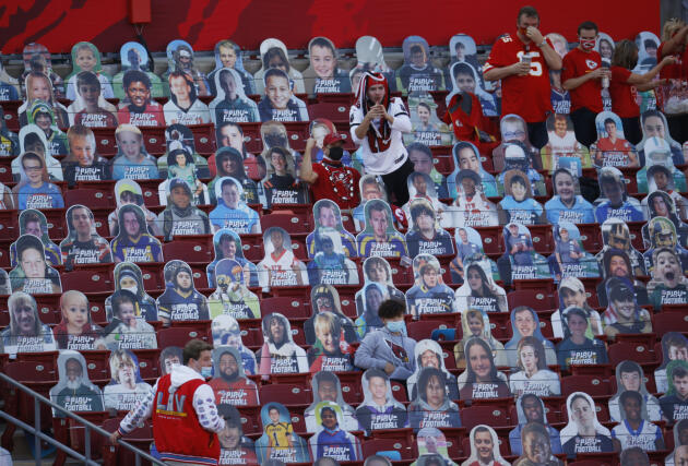 Dans les gradins du stade Raymond James à Tampa, en Floride, des silhouettes en cartons remplaçaient les spectateurs pour permettre aux personnes présentes de prendre leurs distances.