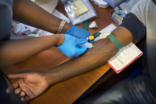 Un prélèvement sanguin sur un patient participant aux essais cliniques du vaccin anti-Covid d’AstraZeneca dans un hôpital de Soweto, près de Johannesburg, en Afrique du Sud, le 30 novembre 2020.