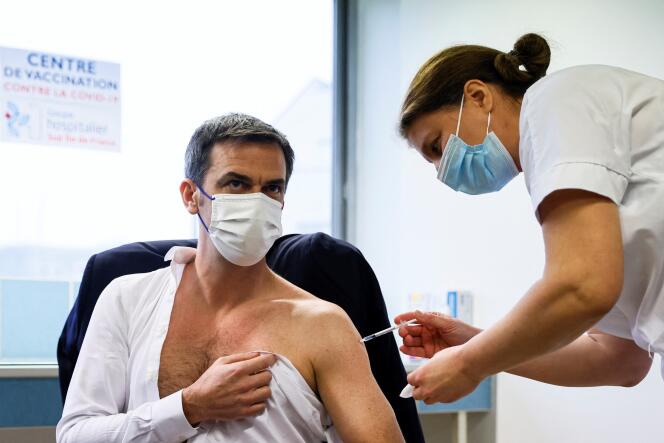 Olivier Véran reçoit une dose du vaccin AstraZeneca, au centre hospitalier de Melun, le lundi 8 février.