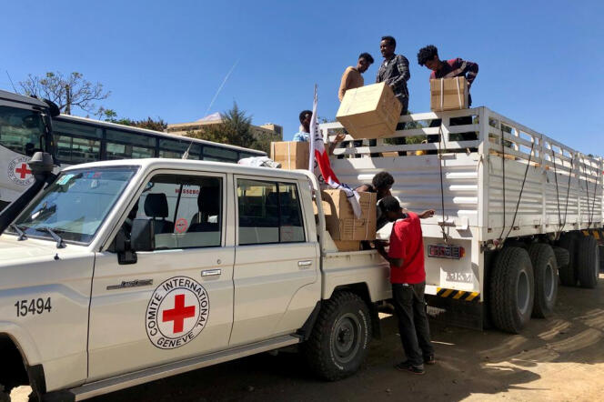 Des travailleurs du Comité international de la Croix-Rouge (CICR) et des volontaires de la Croix-Rouge éthiopienne distribuent des secours aux civils dans la région du Tigré, en Ethiopie, le 27 janvier 2021.