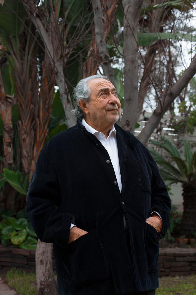 Serge Berdugo, secrétaire général du Conseil des communautés israélites du Maroc, dans son jardin à Casablanca. Il est une des chevilles ouvrières de l’accord intervenu entre le Maroc et Israël en décembre 2020 sur la réouverture des relations diplomatiques.