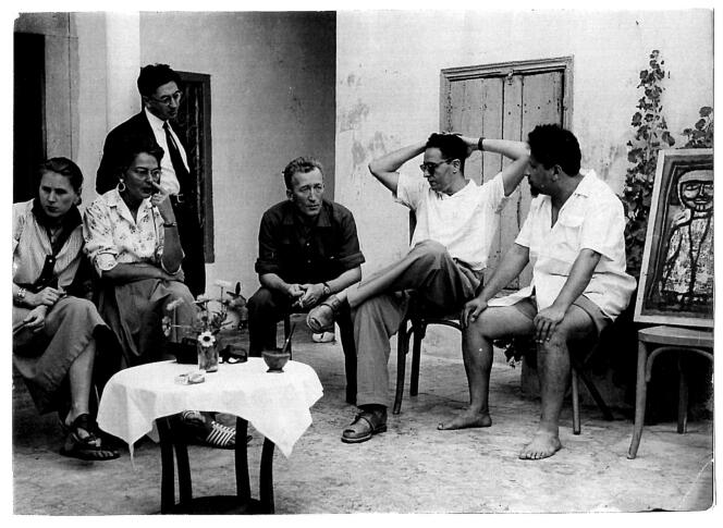De gauche à droite : Germaine Memmi, une inconnue, Paul Sebag, Claude Roy, Albert Memmi (mains sur la tête) et le peintre Abdelaziz Gorgi, à Tunis, dans les années 1950.