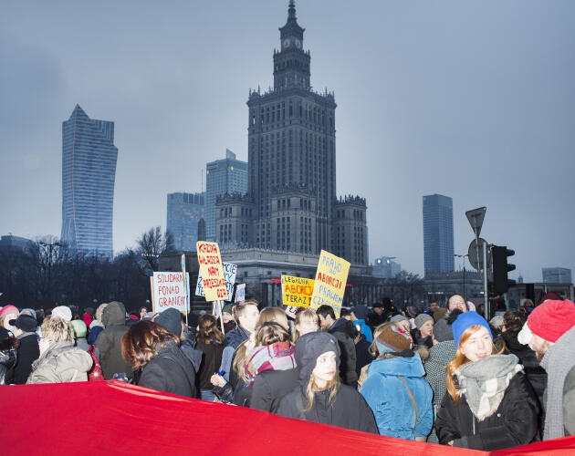 Dès 2016, de grandes manifestations sont organisées à Varsovie, et dans de nombreuses villes en Pologne contre le relecture du droit à l’avortement.
