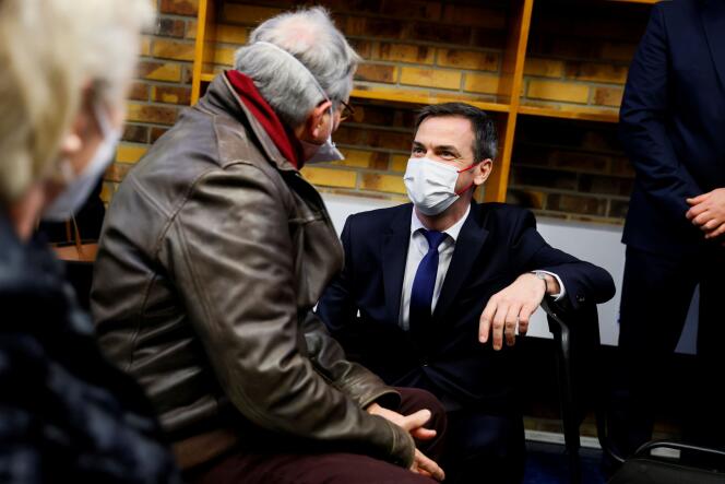 Le ministre de la santé, Olivier Véran, avant de se faire vacciner, au centre hospitalier de Melun, le 8 février.