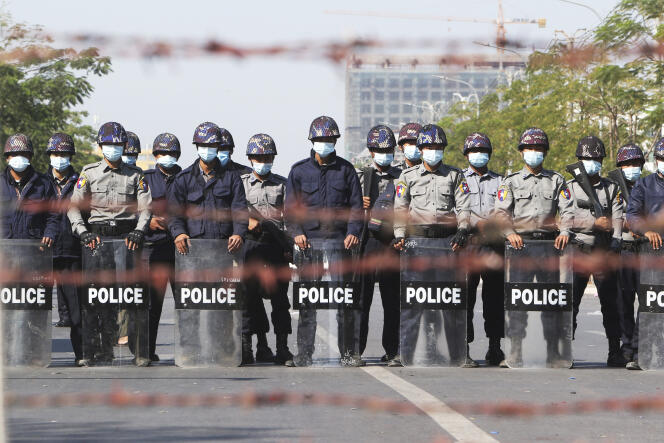 Barrage de policiers, le 9 février à Mandalay en Birmanie.