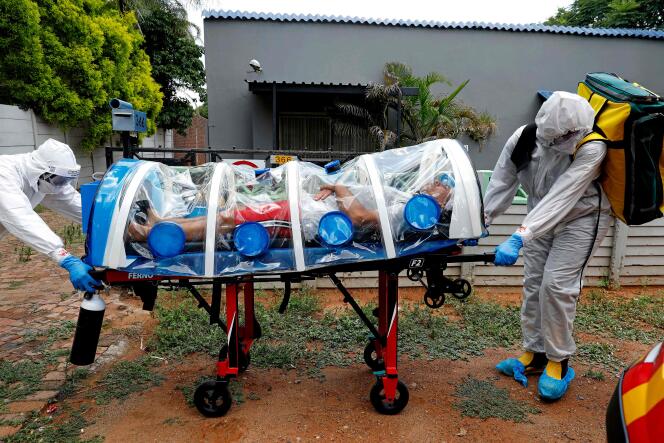 Transport d’un patient atteint du Covid-19 à Pretoria en Afrique du Sud, le 15 janvier.