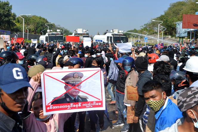 Une manifestation dénonçant le chef de la junte birmane, le général Min Aung Hlaing, le 9 février 2021, à Naypyidaw.