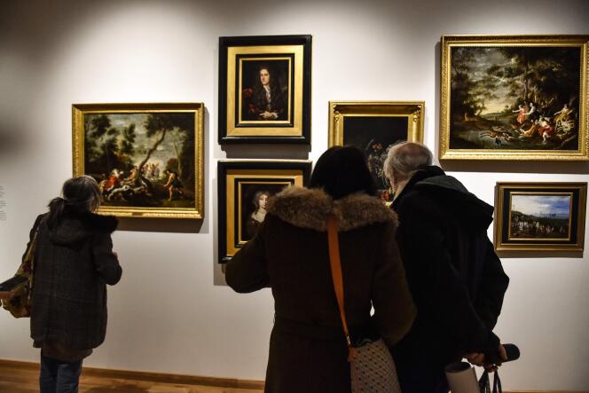 Des gens visitent l’exposition « Portraits de reines de France », au Musée d’art Hyacinthe-Rigaud, à Perpignan, le 9 février.