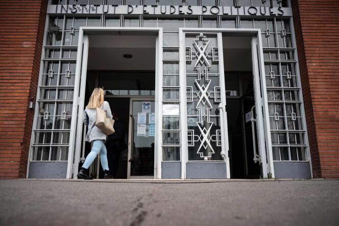 Une femme entre à l’Institut d’études politiques (IEP) de Toulouse. Une enquête préliminaire a été ouverte à la suite d’une plainte pour viol d’une étudiante de l’établissement, le 9 février.