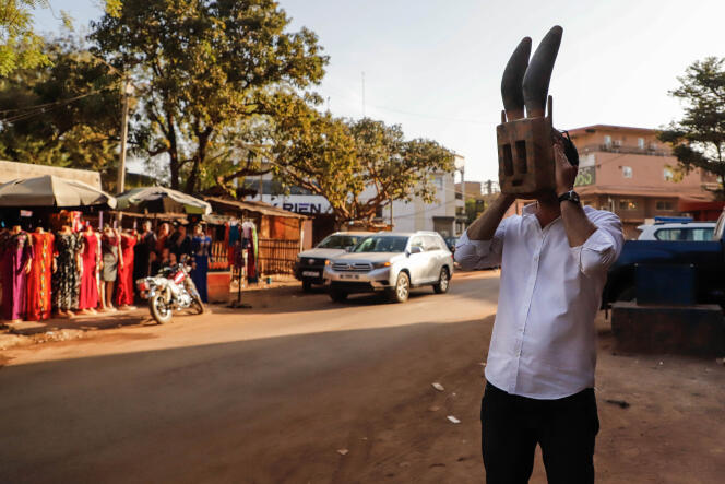 Richard Pierron dans les rues de Bamako, arborant un masque dogon qui représente un lapin, le 28 janvier 2021.