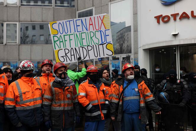 Employés de la raffinerie Total de Grandpuits (Seine-et-Marne), devant le siège du groupe à La Défense, le 9 février 2021.