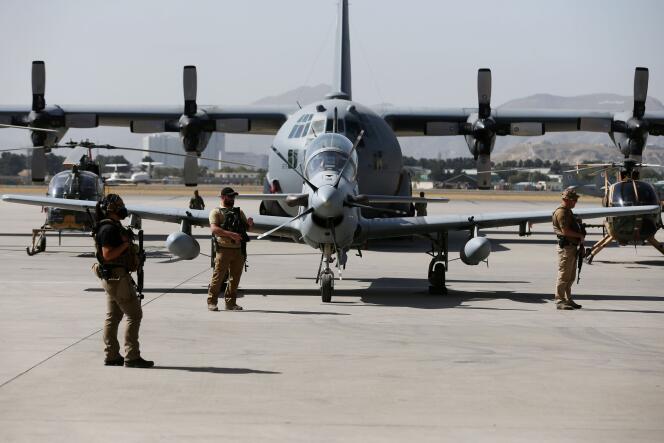 Le personnel de sécurité américain monte la garde lors d’une cérémonie de remise des avions A-29 Super Tucano aux forces afghanes, à Kaboul, le 17 septembre 2020.
