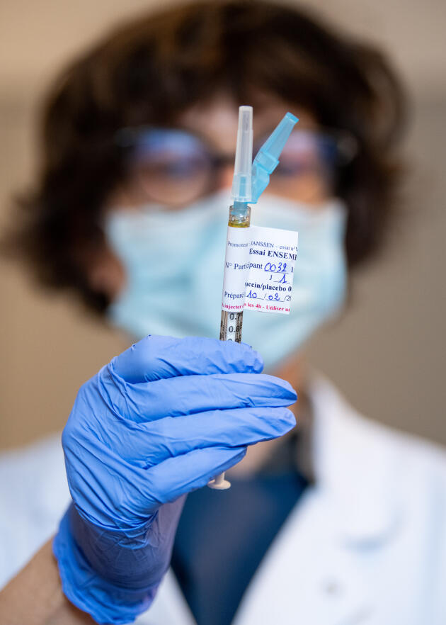 Une infirmière du centre d’investigation clinique de l’Hôtel-Dieu se prépare à injecter une dose du vaccin Johnson & Johnson à un volontaire dans le cadre de l’essai clinique, à Paris, le 11 février.
