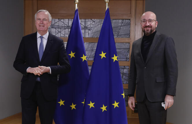Michel Barnier, responsable des relations avec le Royaume-Uni, accueilli par le président du Conseil européen, Charles Michel, avant une réunion au bâtiment du Conseil européen à Bruxelles, mardi 9 février 2021.