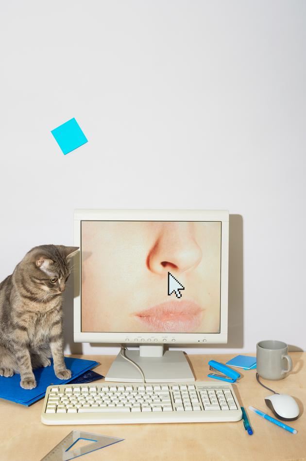 Mise en scène réalisée par Martyna Pawlak pour « Le Monde », le 9 février 2021, ou comment l'intime se glisse dans le travail et le travail dans l'intime.