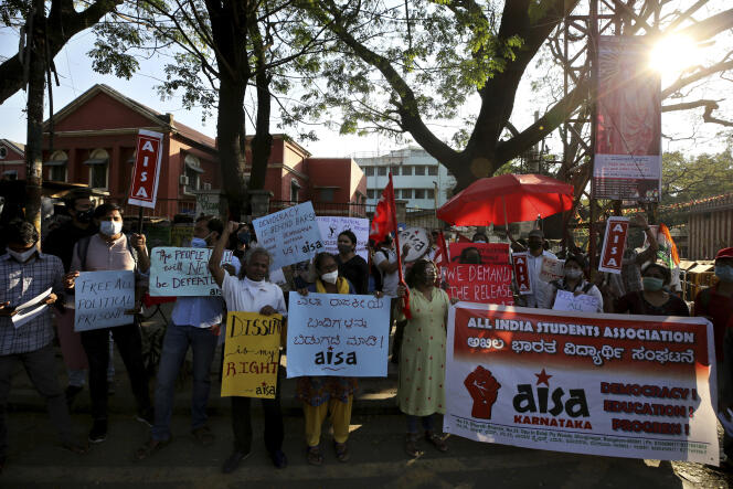 Des manifestants demandent la libération de militants et de syndicalistes étudiants détenus, à Bangalore, en Inde, mercredi 10 février.