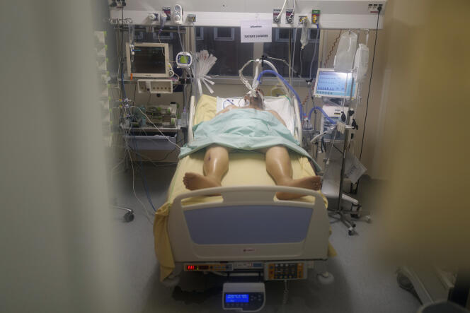 Un malade à l’hôpital Bichat, à Paris, le 1er décembre 2020.