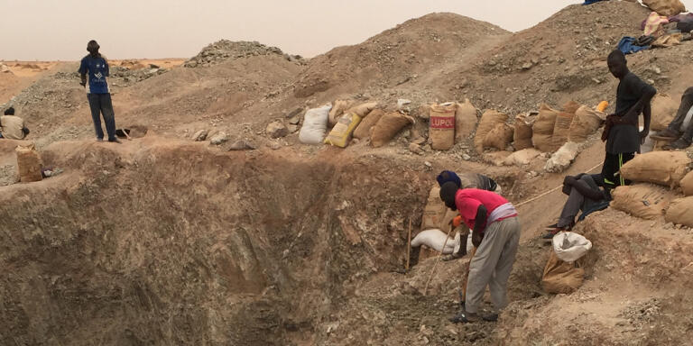 Dans le désert mauritanien, des milliers d'orpailleurs ont décidé de tenter leur chance à la recherche d'or alluvial et d'or minéralisé. Les risques considérables encourus sont, selon eux, à la mesure de l'enjeu: sortir de la pauvreté. tranchée.