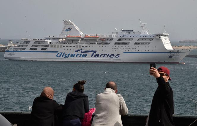 Un ferry ramenant des Algériens ayant pu quitter la France, deux jours après la fermeture de la frontière, à Alger, le 19 mars 2020.