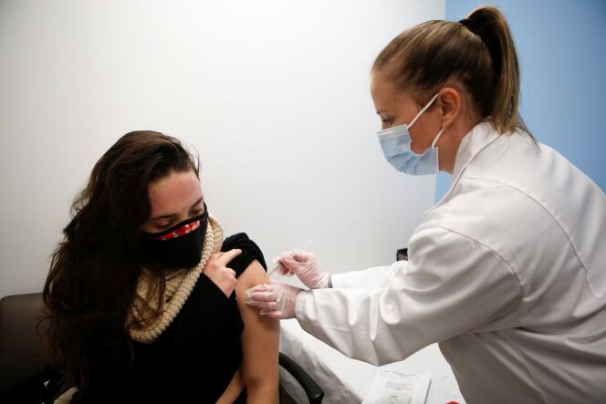 La gérante d’une pharmacie Walgreen à Chicago dans l’Illinois injecte une dose de vaccin contre le Covid-19 à une enseignante, le 11 février.
